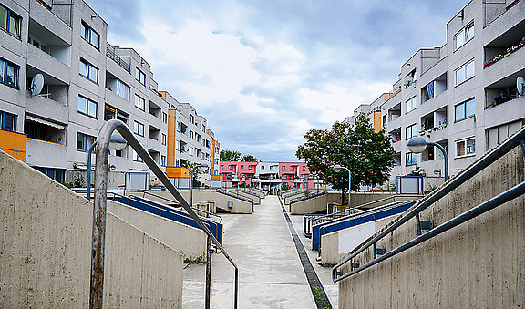 Straße, wo rechts und links Häuser stehen