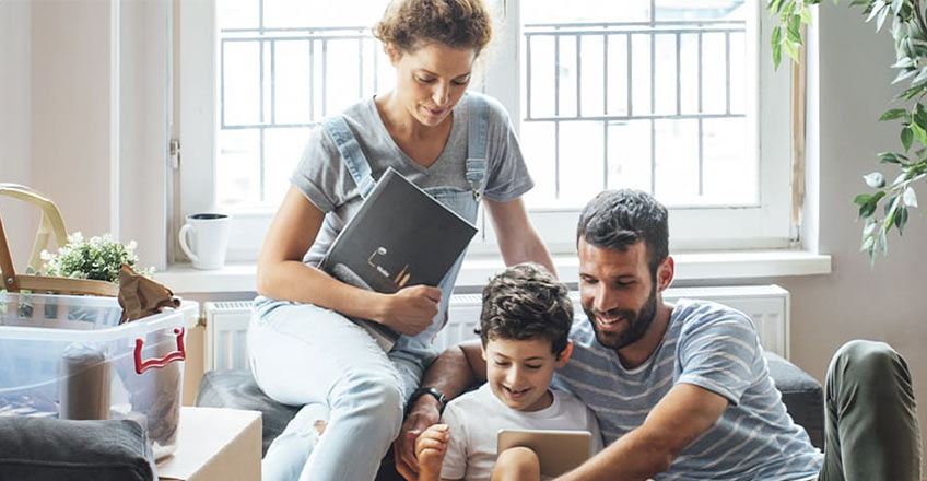 Bild – Familie sitzt auf dem Sofa