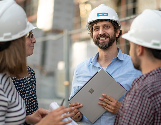 Personen auf der Baustelle mit Bauhelm